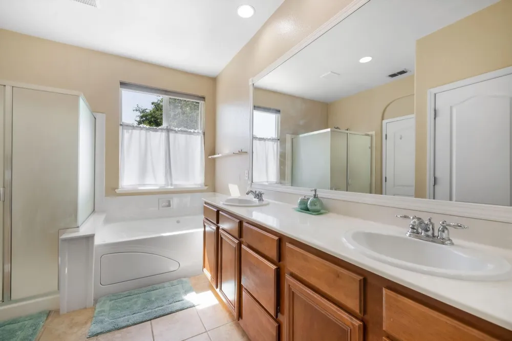 3662 W River Dr, Sacramento, CA 95833