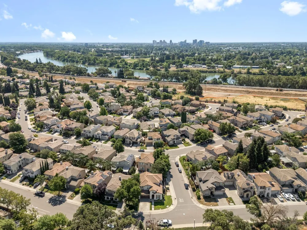 3662 W River Dr, Sacramento, CA 95833