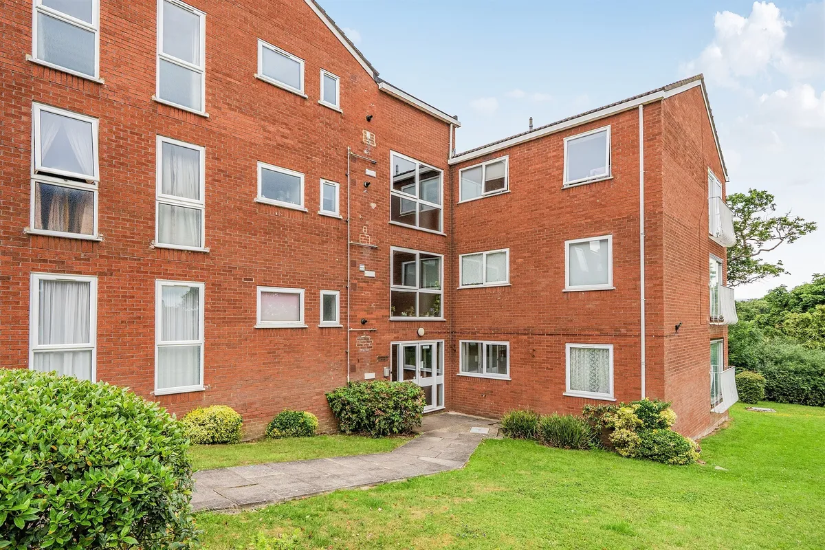 Roundhedge Way, Enfield