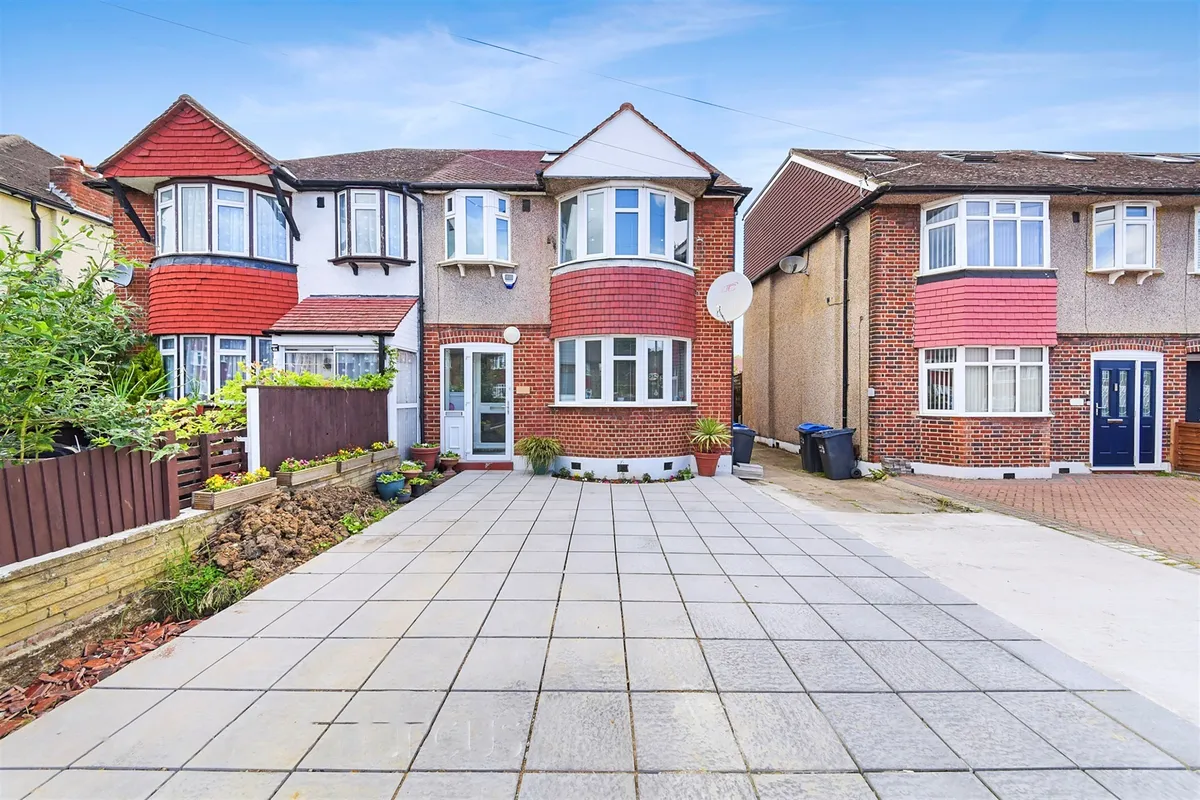 Hillcross Avenue, Morden