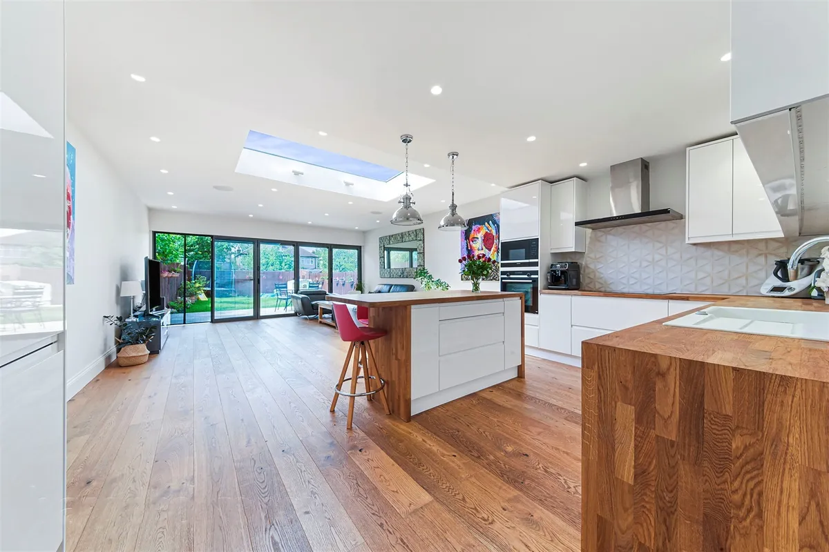 Hillcross Avenue, Morden
