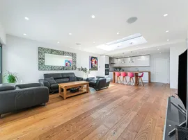 Hillcross Avenue, Morden thumb 3