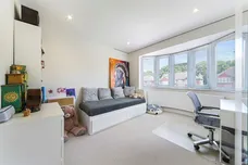Hillcross Avenue, Morden