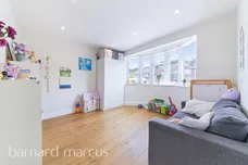 Hillcross Avenue, Morden