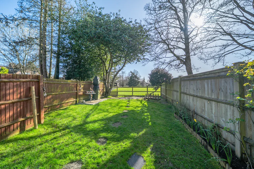 Clement Court, Alton, GU34 photo 2