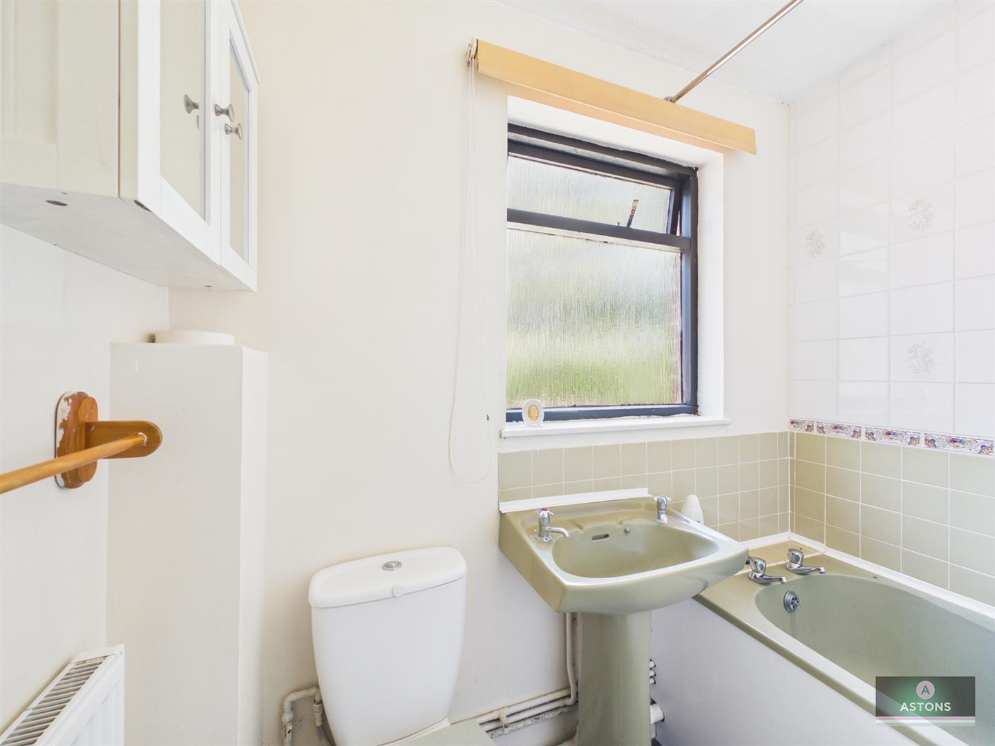 Kenilworth Close, Broadfield Image 4