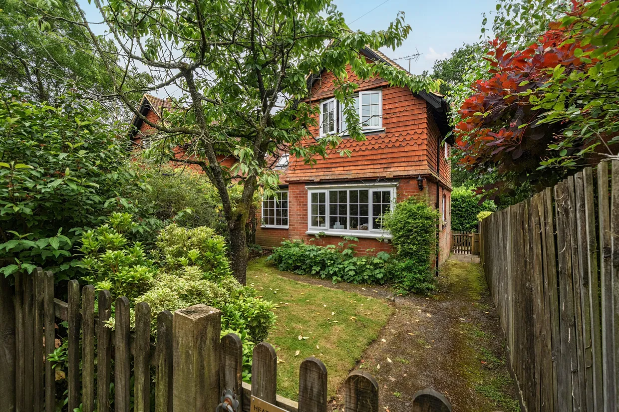 Pathfields, Haslemere, GU27 photo 1
