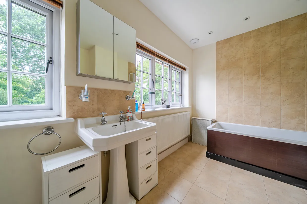 Pathfields, Haslemere, GU27 photo 10
