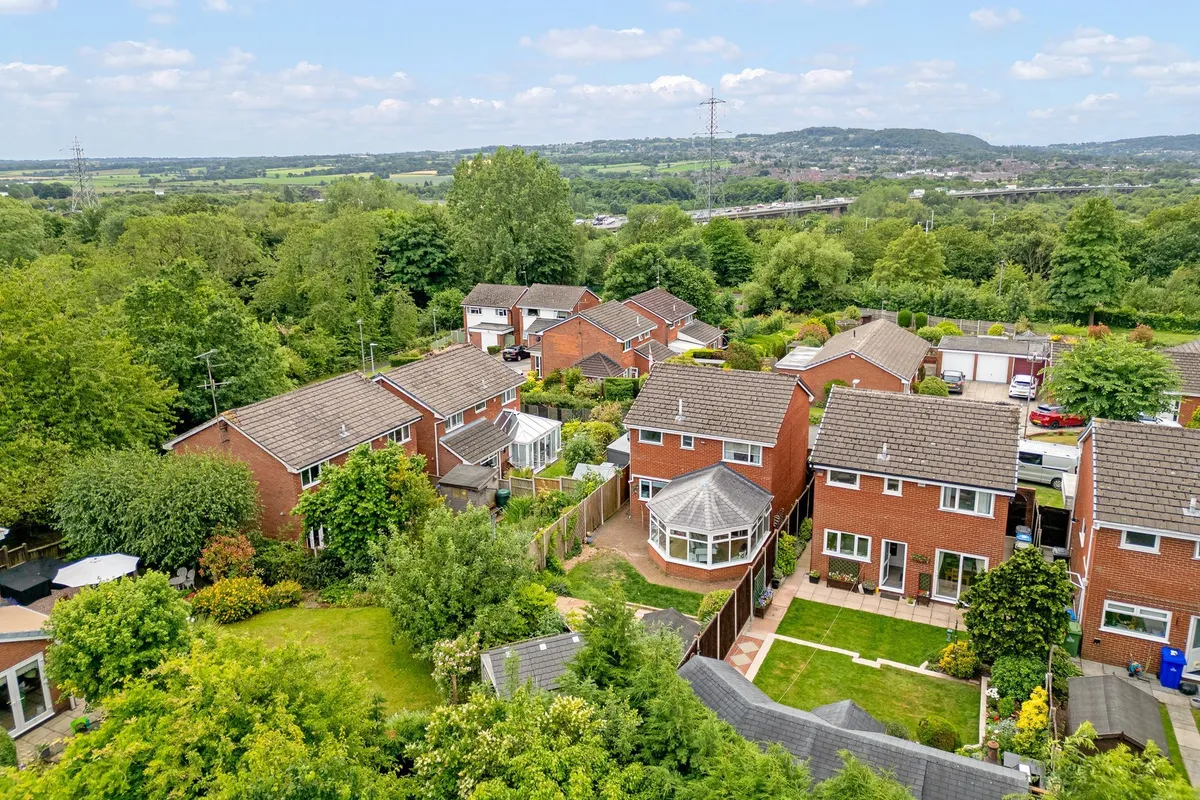 Wisenholme Close, Beechwood, WA7