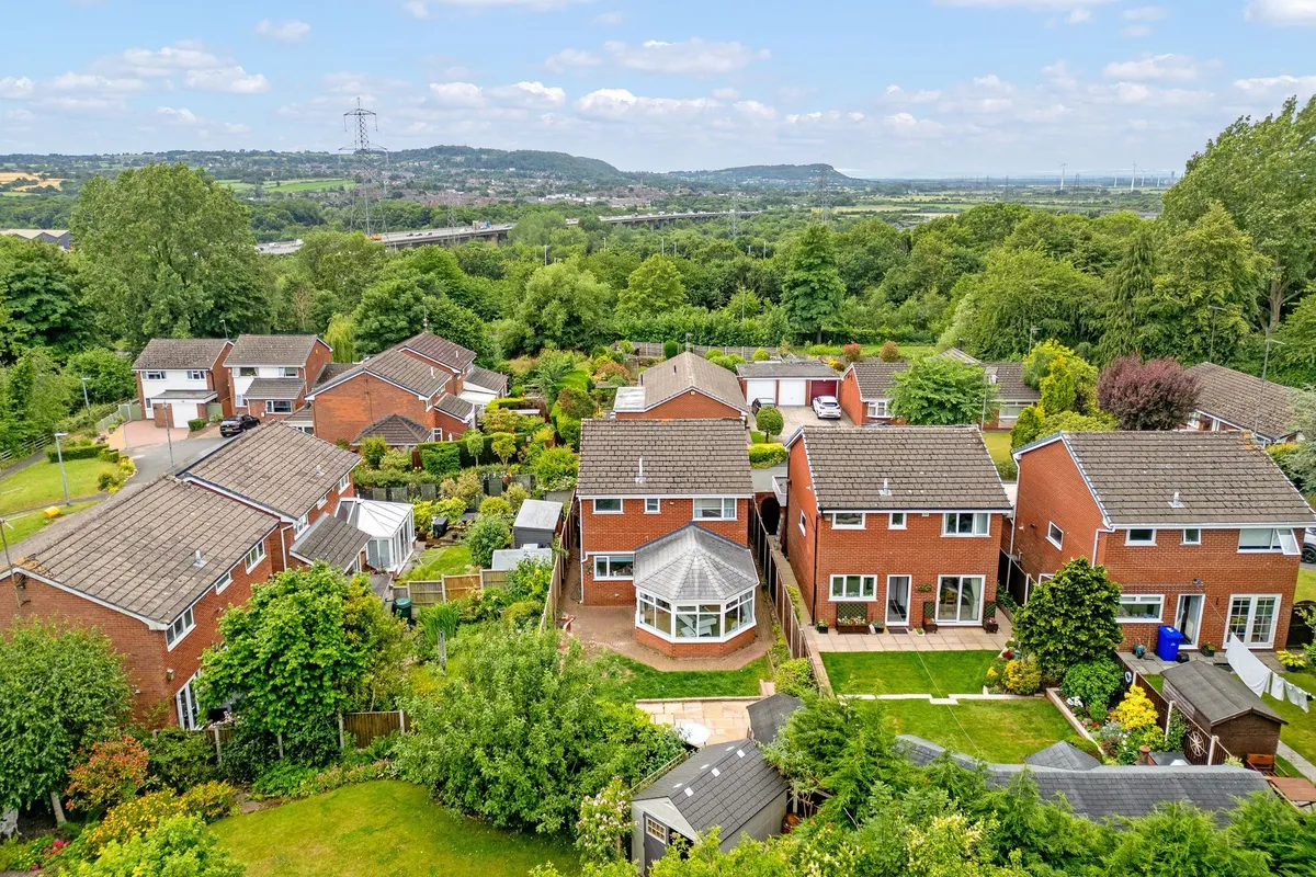 Wisenholme Close, Beechwood, WA7