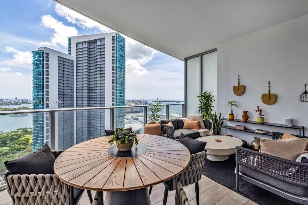 851 NE 1st Ave, Miami, FL 33132
