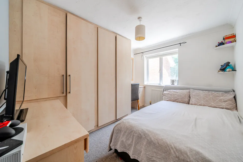 Danesfield Close, Walton-On-Thames, KT12 photo 6
