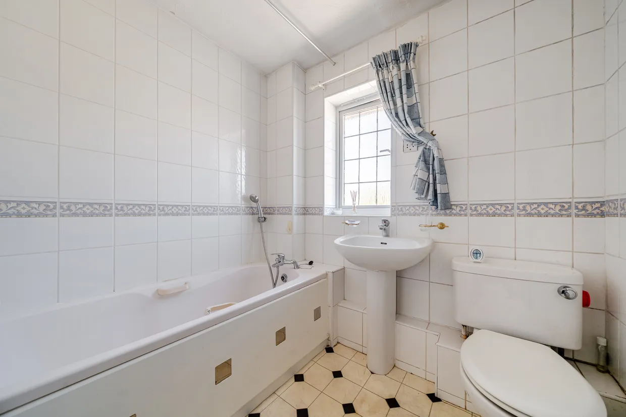 Danesfield Close, Walton-On-Thames, KT12 photo 8