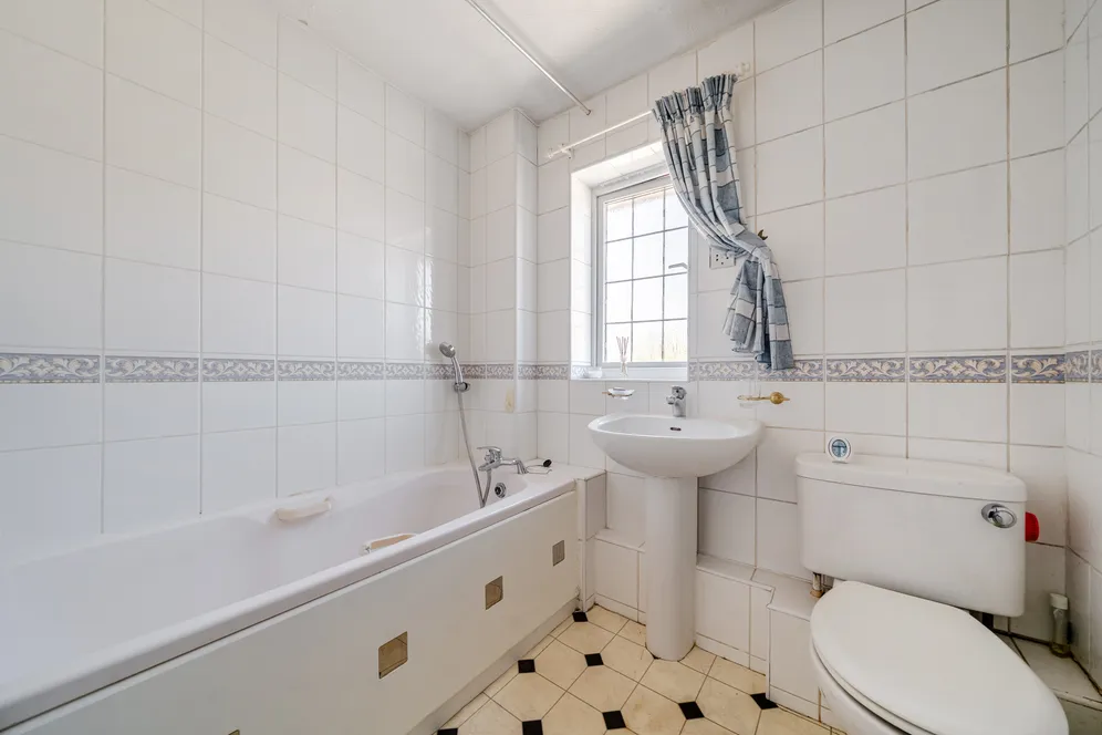 Danesfield Close, Walton-On-Thames, KT12 photo 8