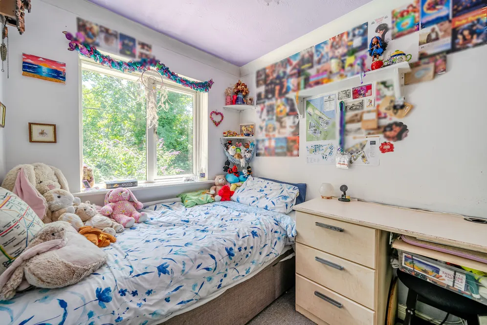 Danesfield Close, Walton-On-Thames, KT12 photo 9