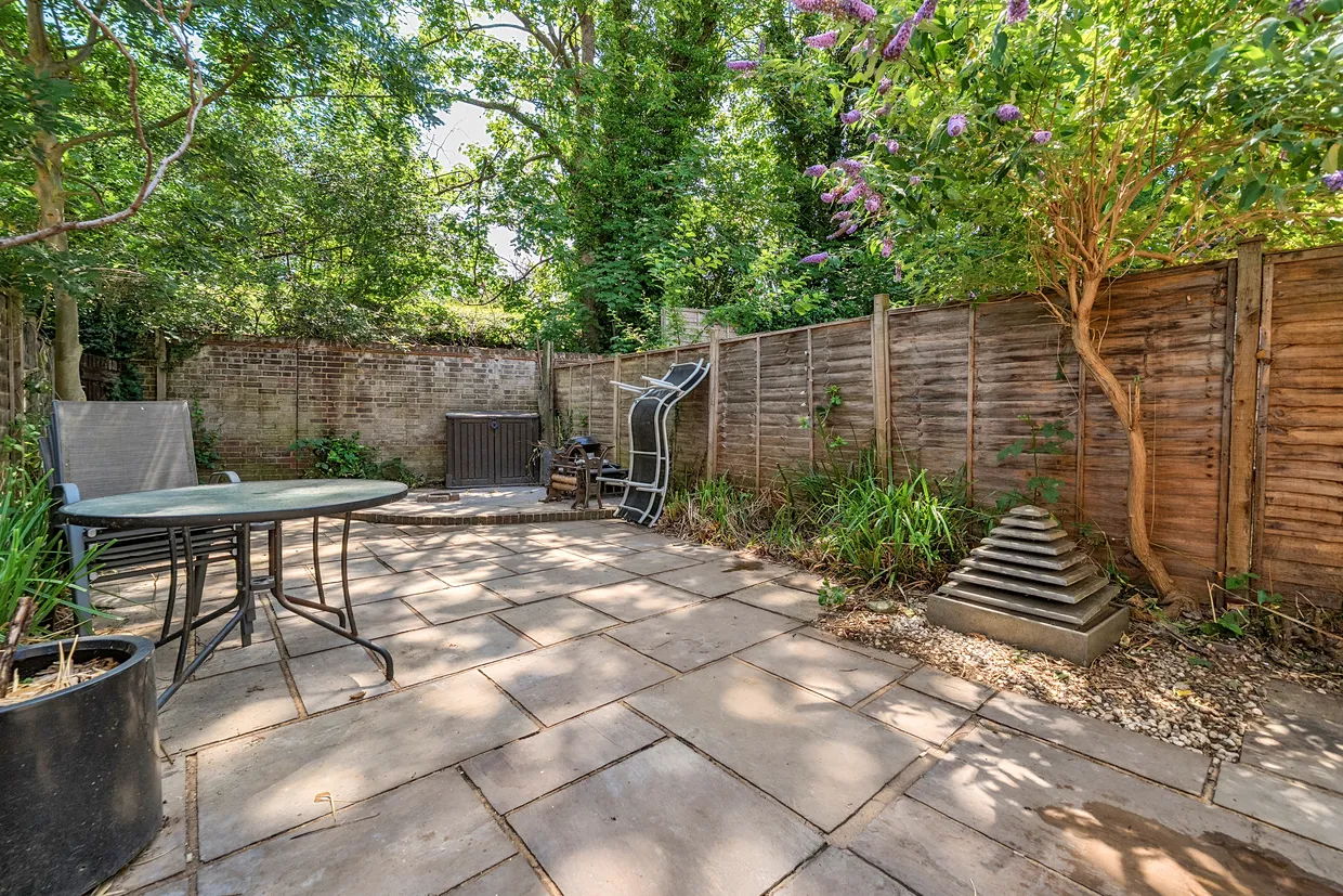 Danesfield Close, Walton-On-Thames, KT12 photo 12