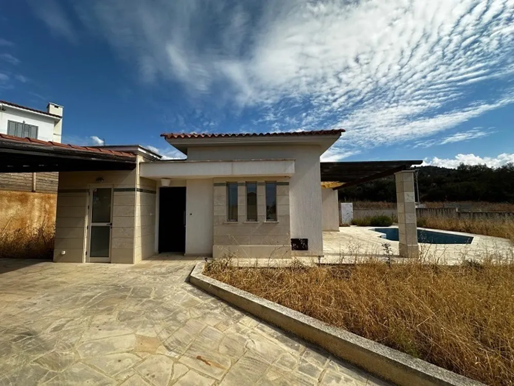 3 Bedroom Bungalow with sea views : Argaka, Argaka