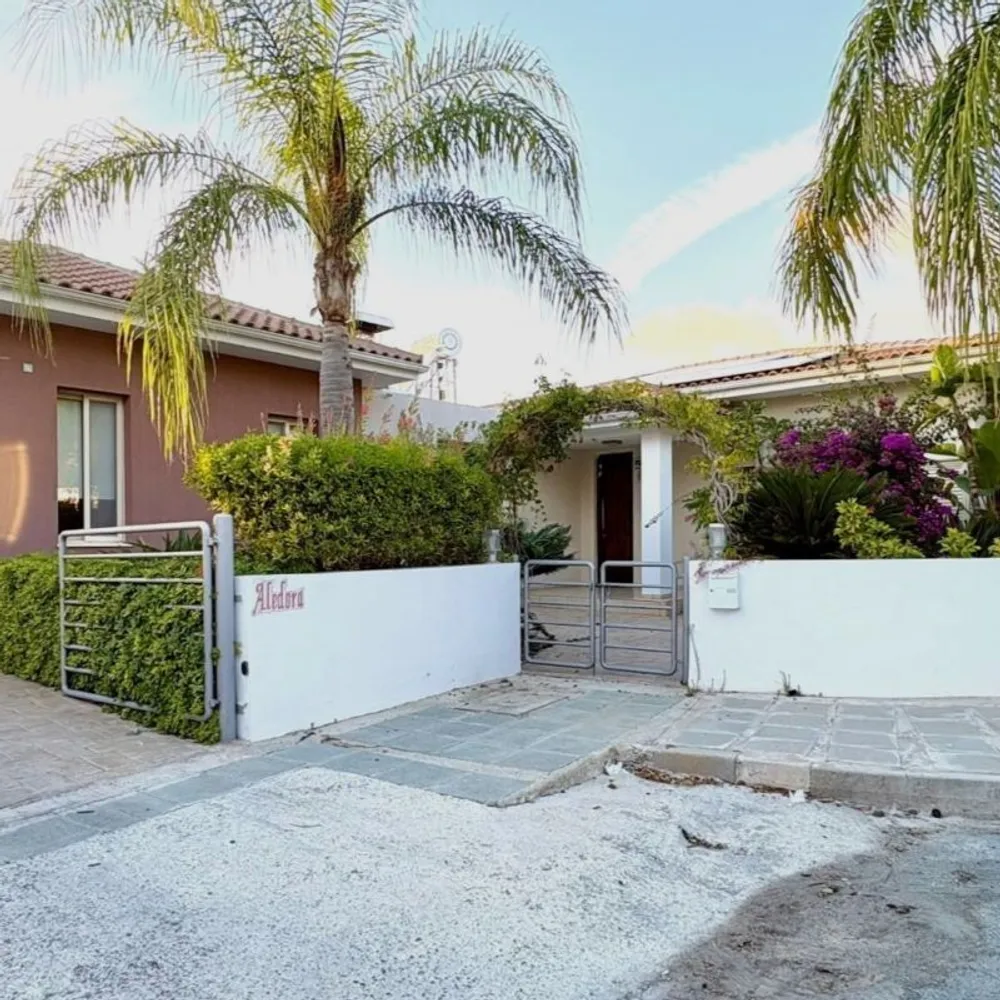 3 bedroom Bungalow with sea and town views : Mesa Chorio, Paphos, Mesa Chorio