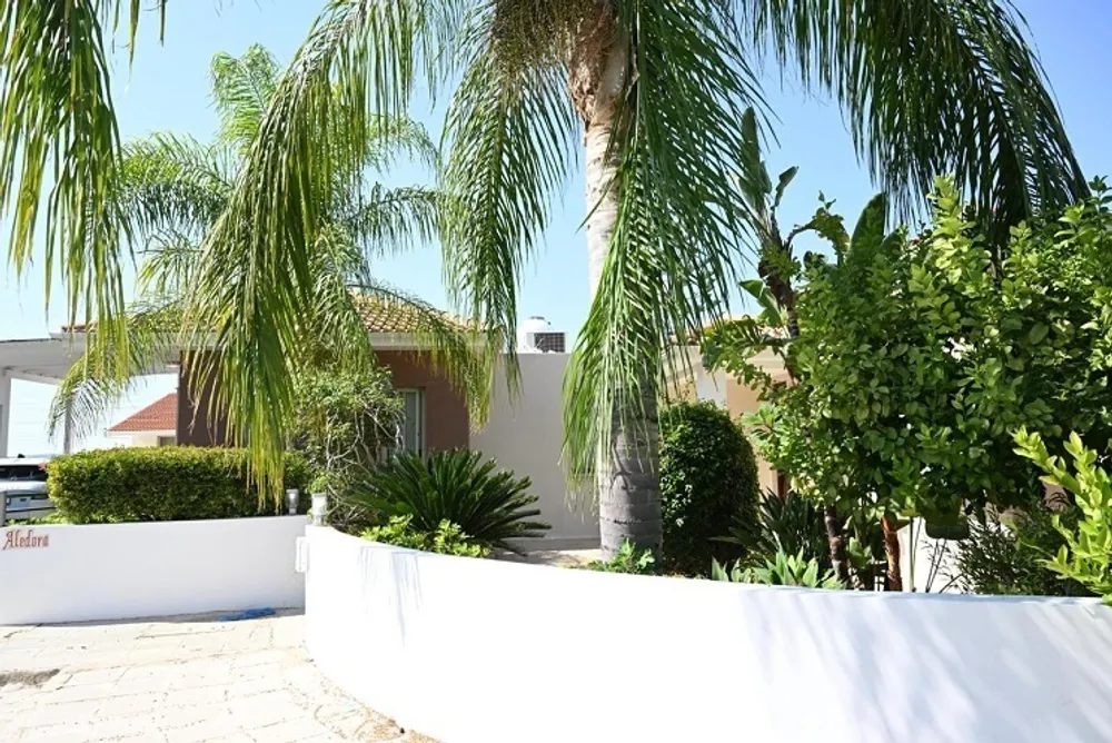 3 bedroom Bungalow with sea and town views : Mesa Chorio, Paphos, Mesa Chorio