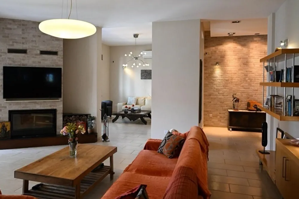 3 bedroom Bungalow with sea and town views : Mesa Chorio, Paphos, Mesa Chorio