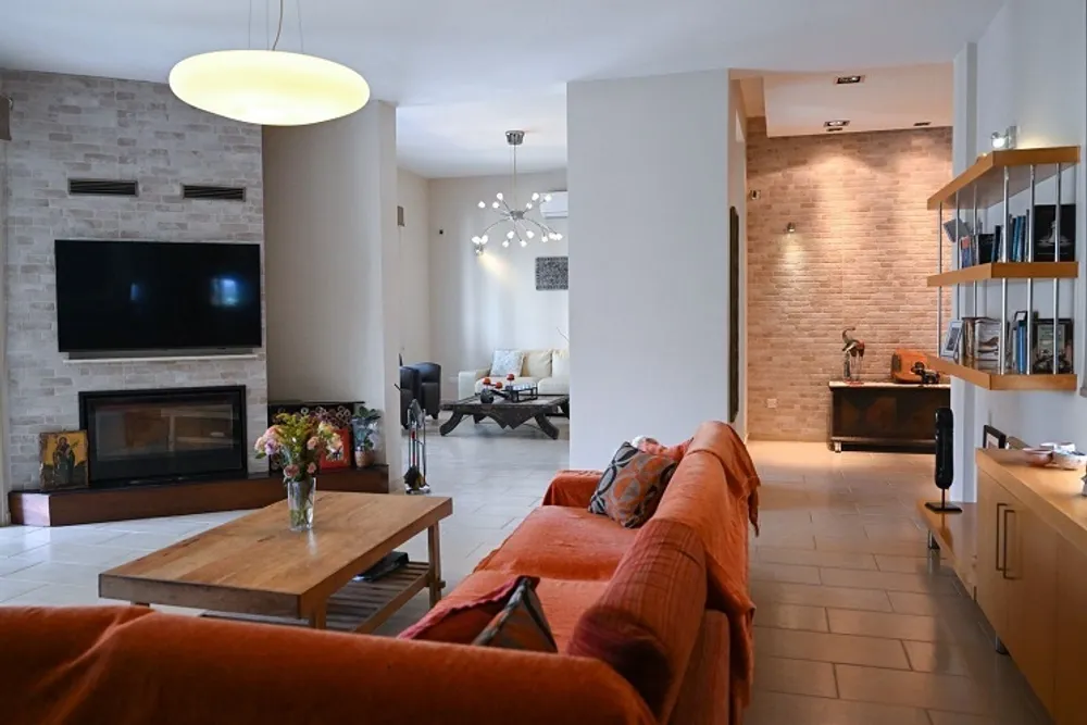 3 bedroom Bungalow with sea and town views : Mesa Chorio, Paphos, Mesa Chorio