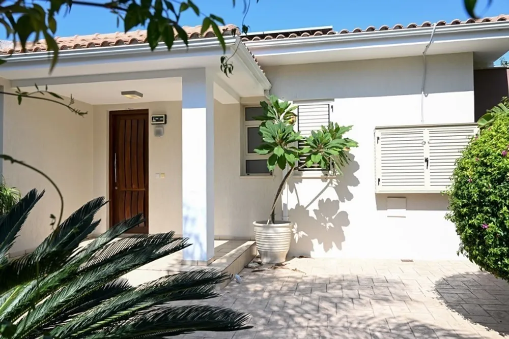 3 bedroom Bungalow with sea and town views : Mesa Chorio, Paphos, Mesa Chorio