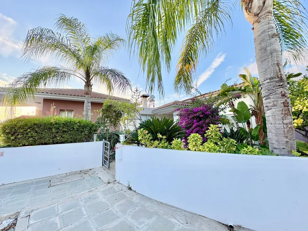 3 bedroom Bungalow with sea and town views : Mesa Chorio, Paphos, Mesa Chorio