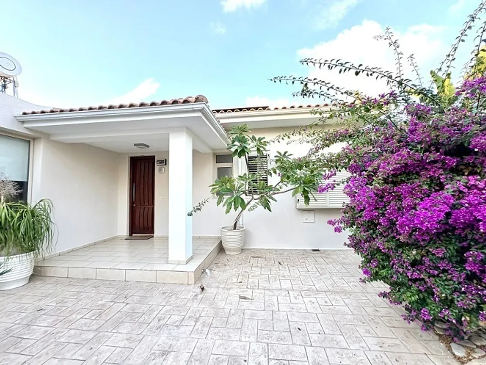 3 bedroom Bungalow with sea and town views : Mesa Chorio, Paphos, Mesa Chorio