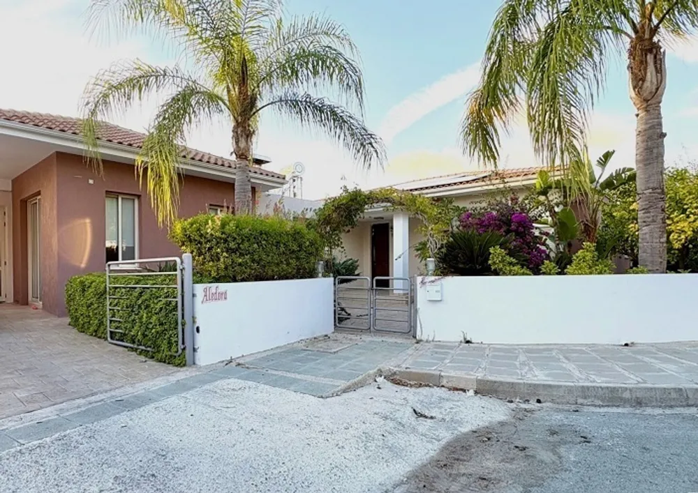3 bedroom Bungalow with sea and town views : Mesa Chorio, Paphos, Mesa Chorio