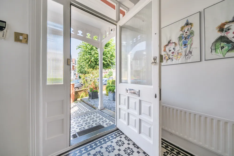 Eton Avenue, Finchley, N12 photo 12