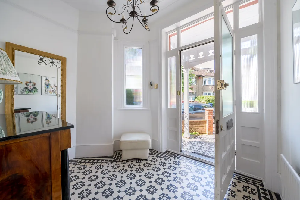 Eton Avenue, Finchley, N12 photo 14