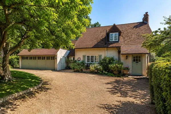 Pastens Road, Limpsfield, RH8 photo 1