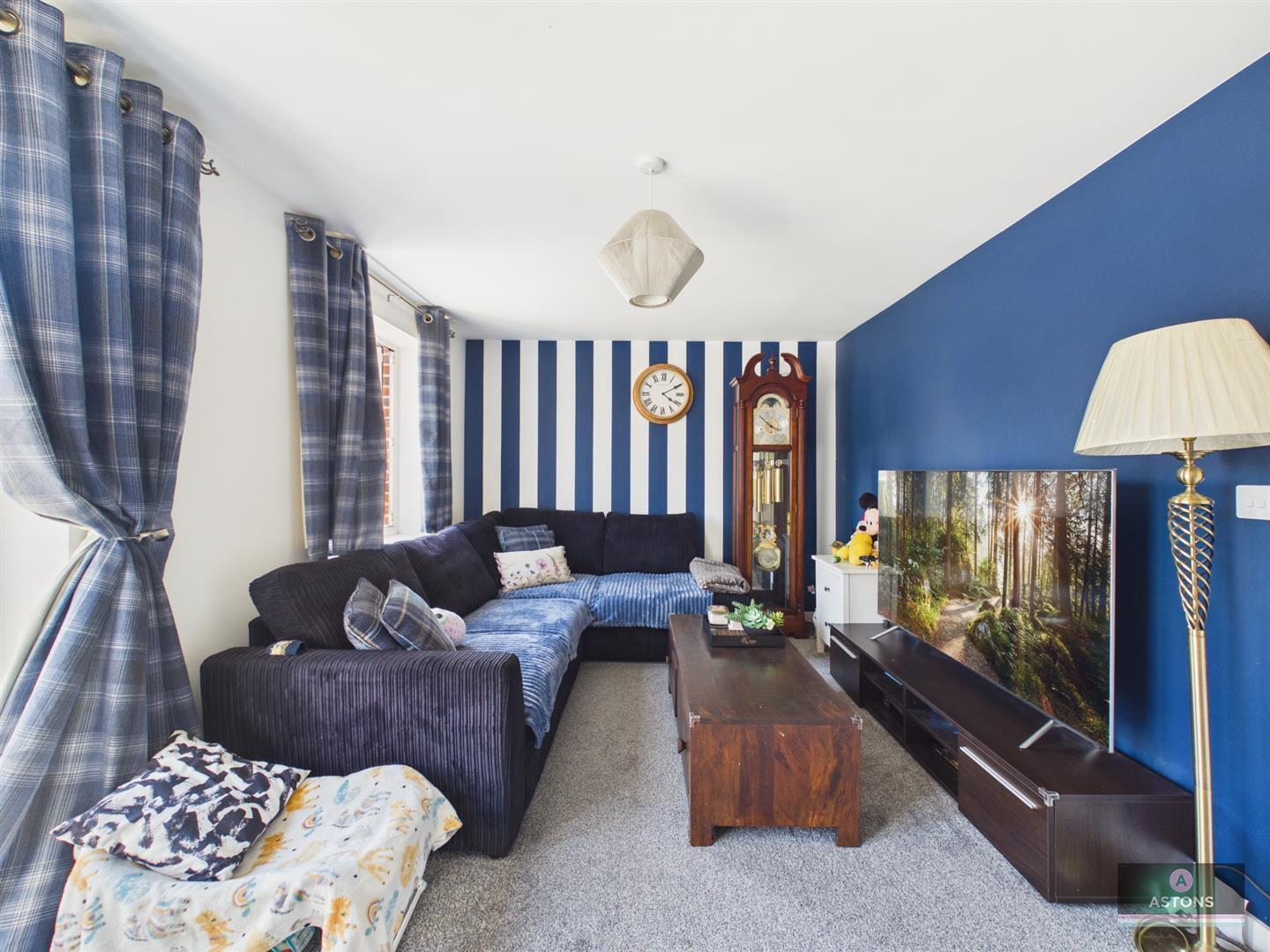 Foxglove Drive, Crawley Image 6