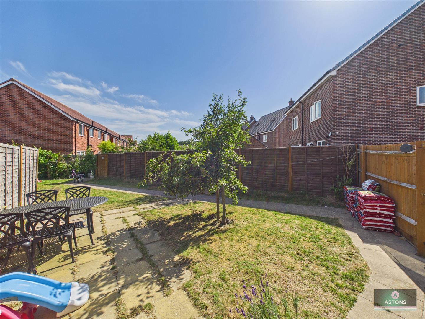 Foxglove Drive, Crawley Image 17
