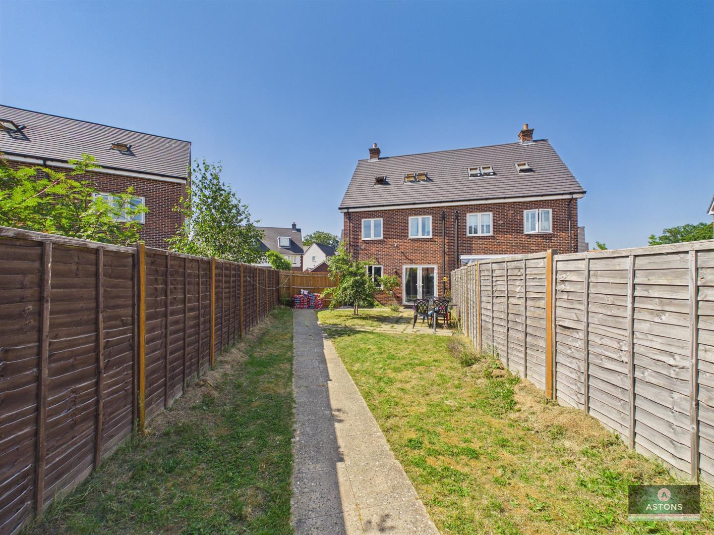 Foxglove Drive, Crawley Image 18