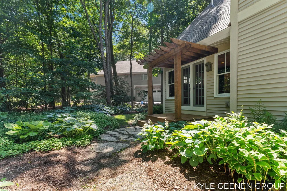 593 Old Macatawa Ct, Holland, MI 49423