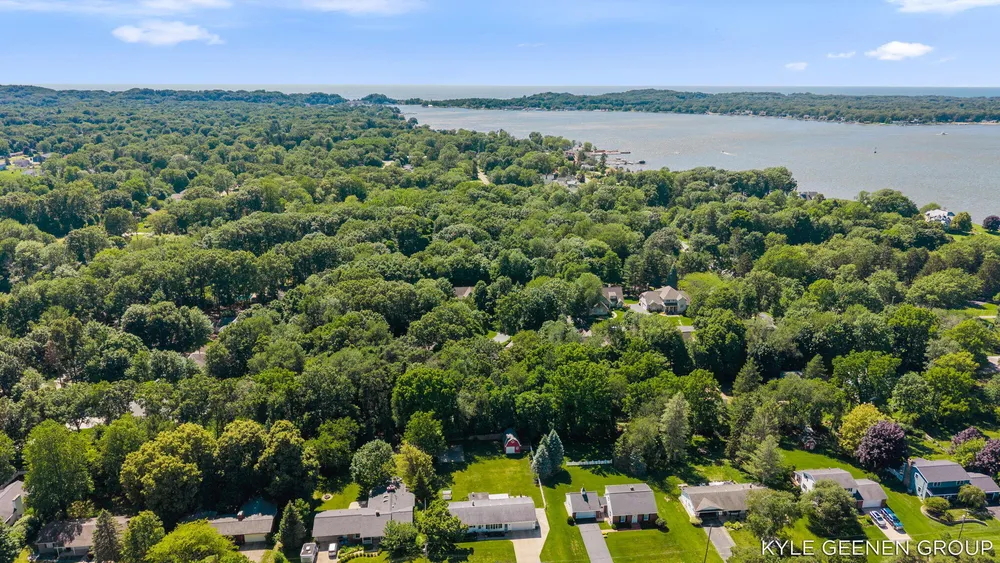 593 Old Macatawa Ct, Holland, MI 49423