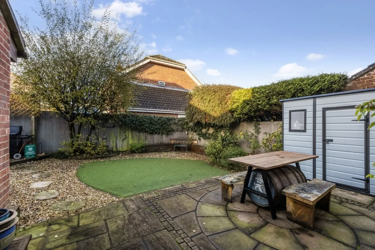 Bircholt Road Liphook GU30 photo 5