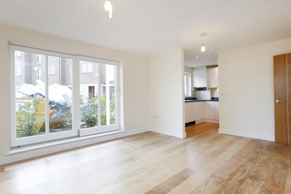 Greenview Drive Raynes Park SW20 photo 2