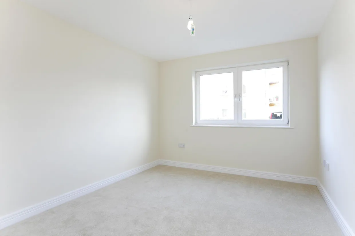 Greenview Drive Raynes Park SW20 photo 4