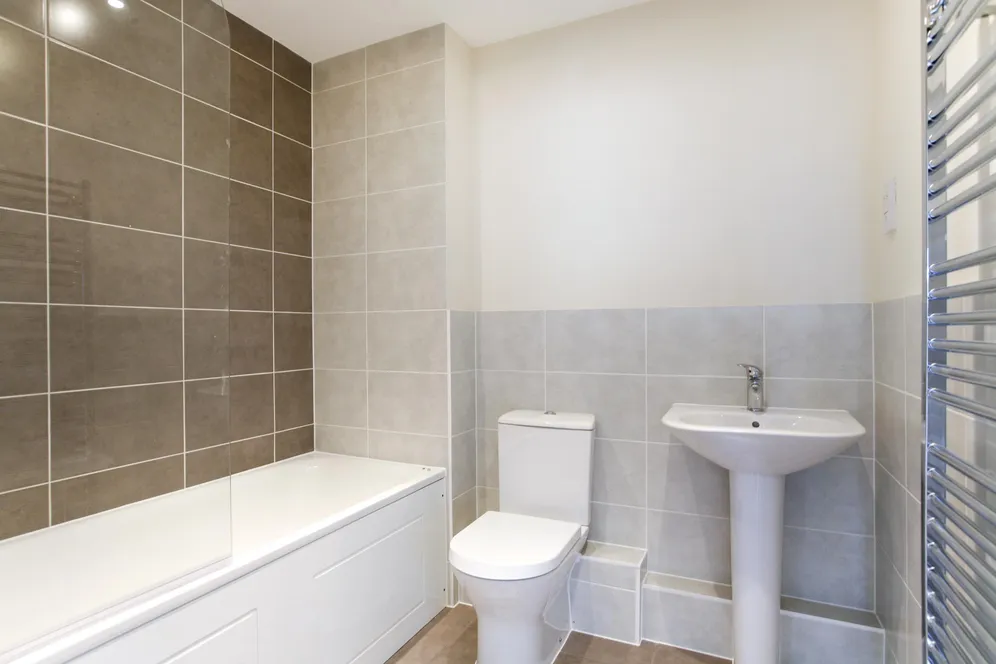 Greenview Drive Raynes Park SW20 photo 5