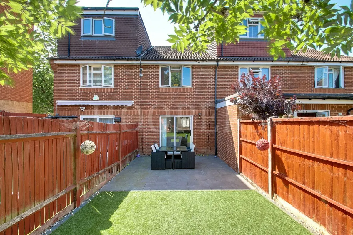 Cambridge Close, London, NW10