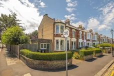 Dudley Road, London, SW19 photo 21