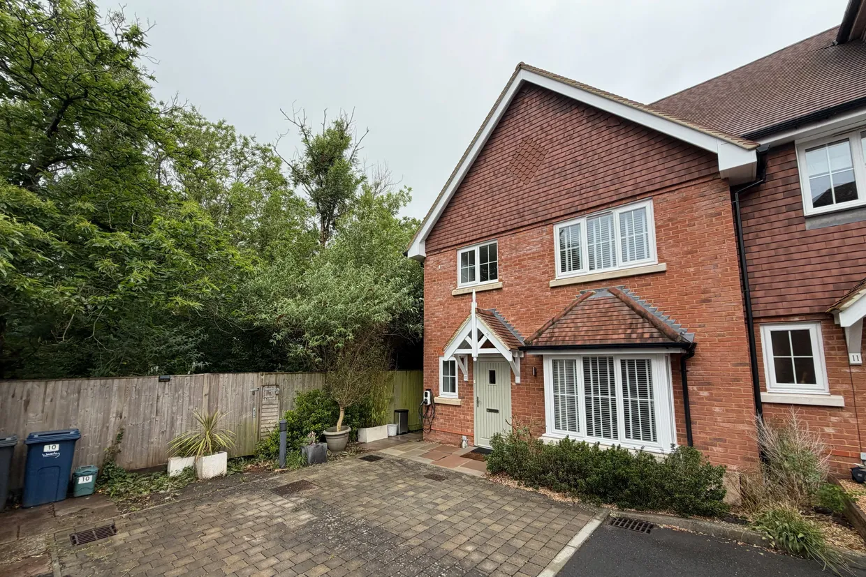 Grove Close, Farnham, GU10 photo 1