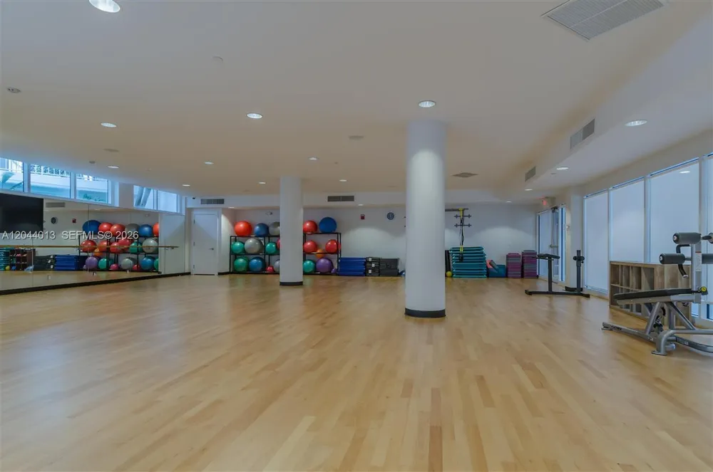 20281 E Country Club Dr, Aventura, FL 33180