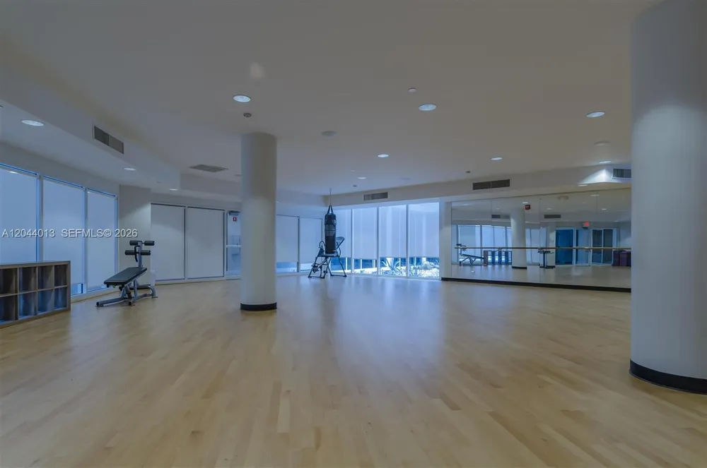 20281 E Country Club Dr, Aventura, FL 33180