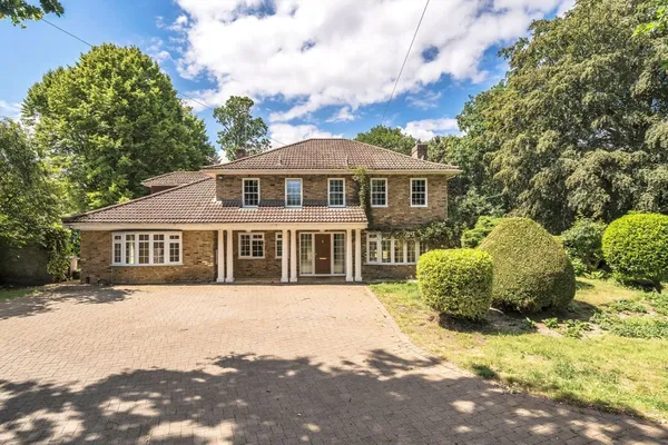 Old Avenue, West Byfleet, KT14 photo 1