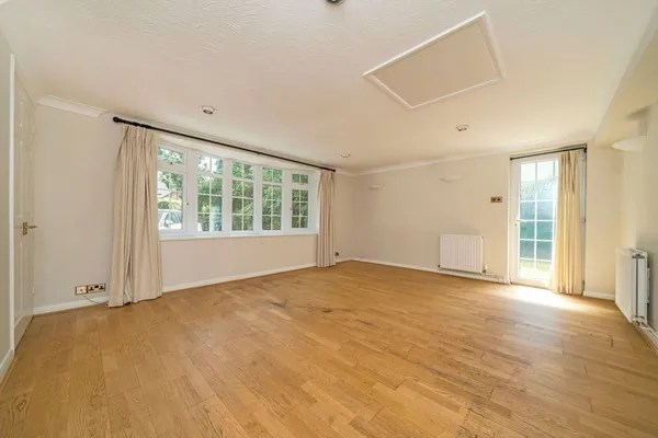 Old Avenue, West Byfleet, KT14 photo 4