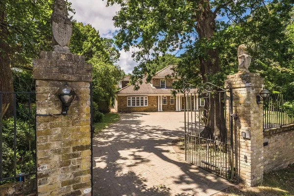 Old Avenue, West Byfleet, KT14 photo 10