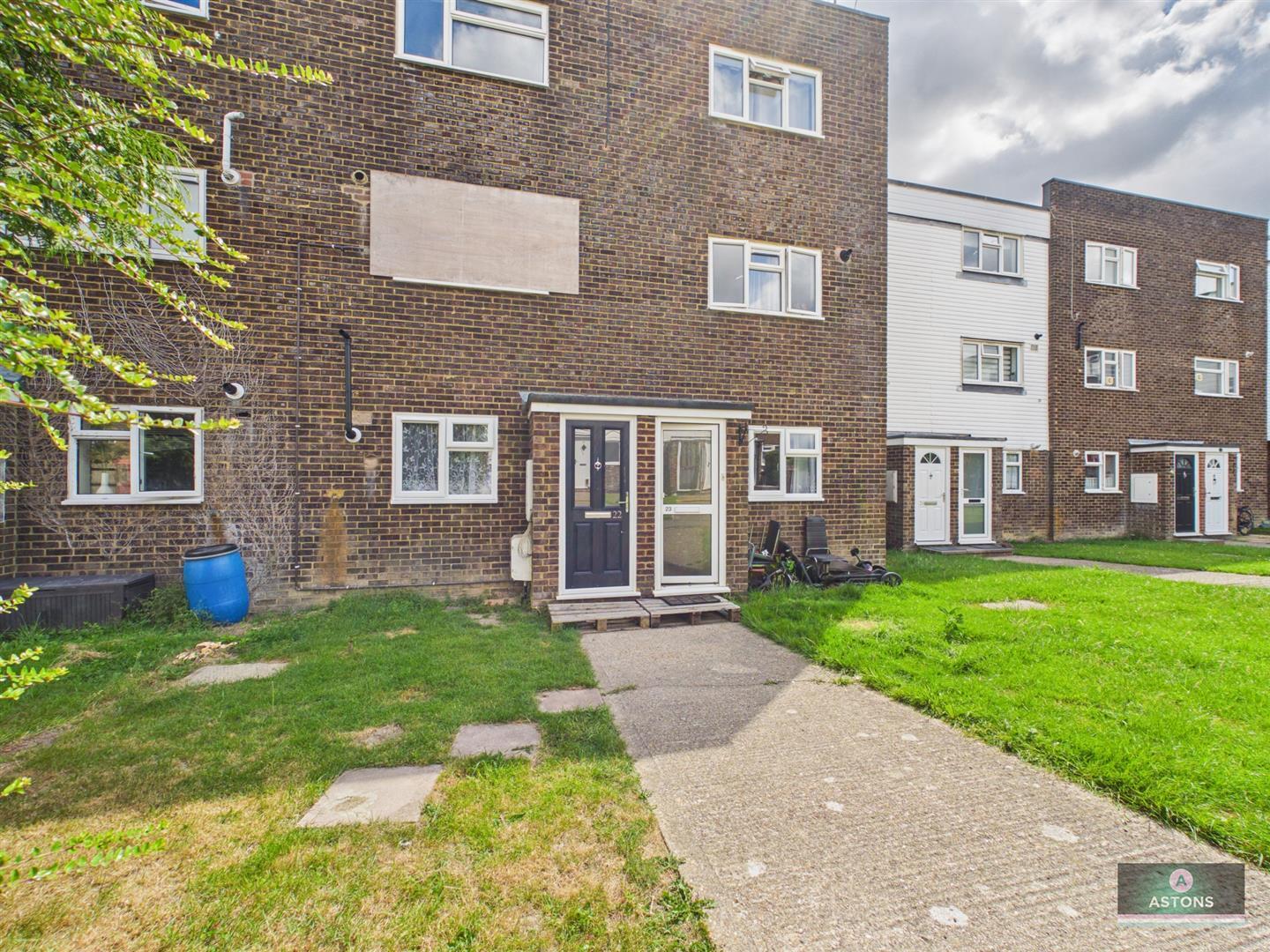 Javelin Court, Pound Hill Image 8